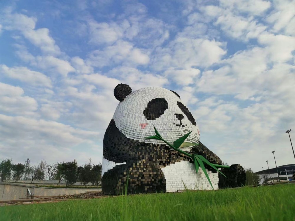 四川成都天府機(jī)場(chǎng)不銹鋼風(fēng)動(dòng)熊貓雕塑