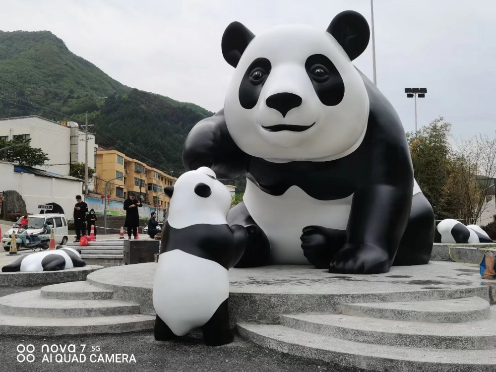 陜西佛坪縣不銹鋼熊貓雕塑