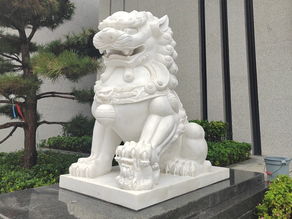 四川鄰水邦泰地產(chǎn)漢白玉獅子雕塑