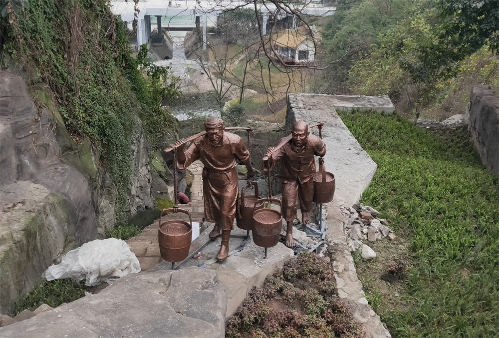 重慶江北盤溪河挑水人物鑄銅雕塑